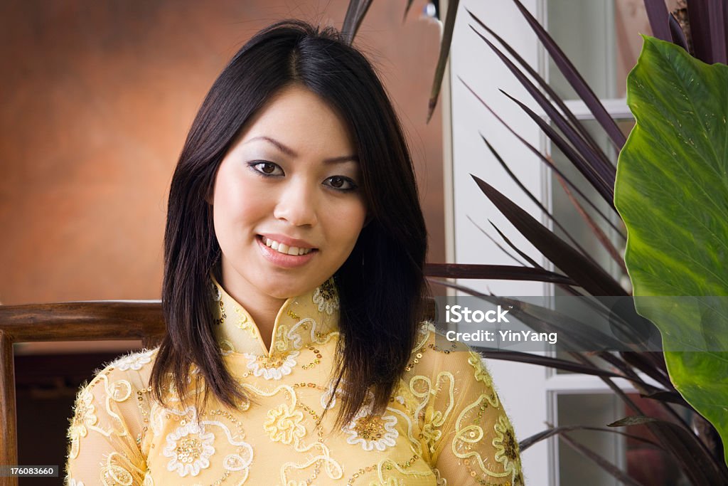 Ritratto di una giovane ragazza vietnamita - Foto stock royalty-free di Abbigliamento casual