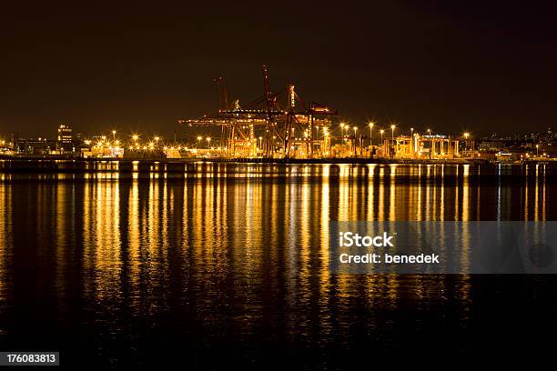 Industrialhafen Bei Nacht Stockfoto und mehr Bilder von Abschicken - Abschicken, Auslieferungslager, Ausrüstung und Geräte