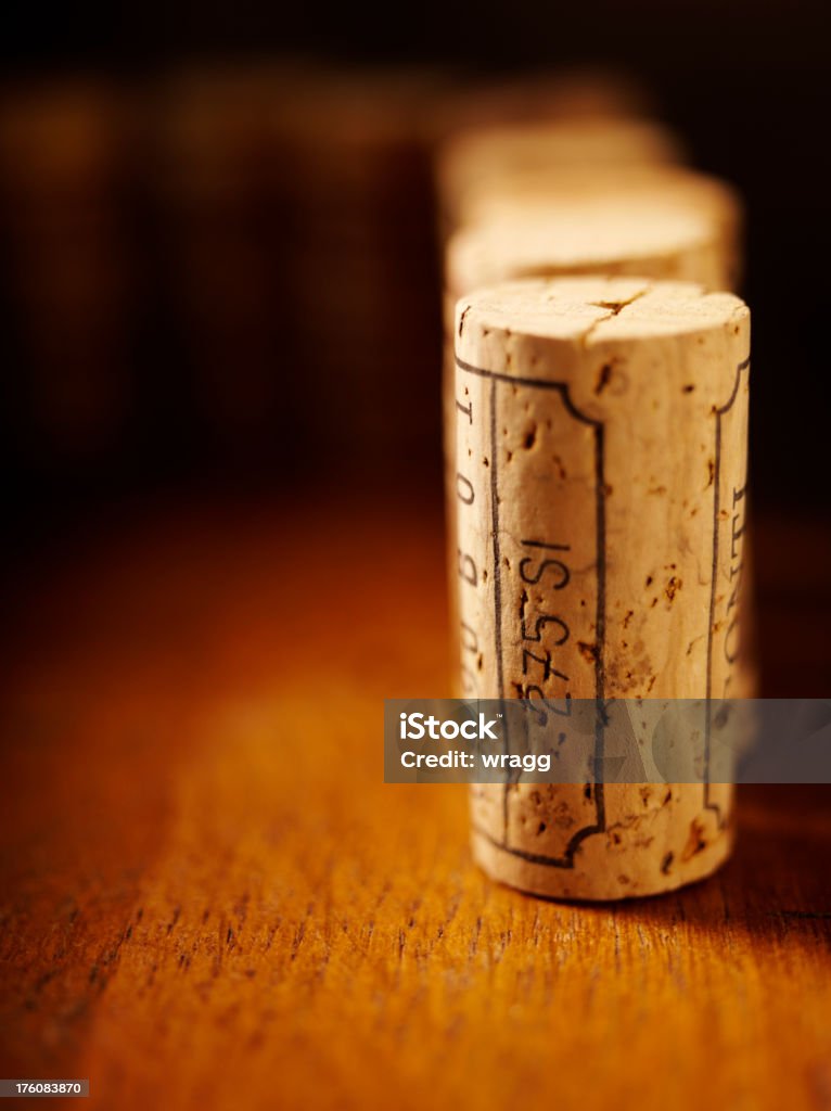 Ligne de bouteille Corks - Photo de Alcool libre de droits