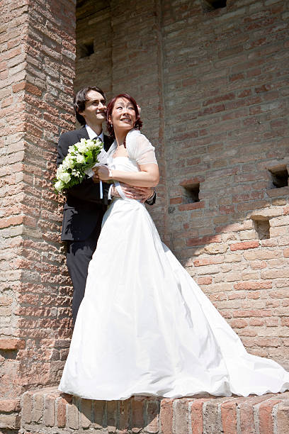 невеста и жених - wedding just married tuscany newlywed стоковые фото и изображения