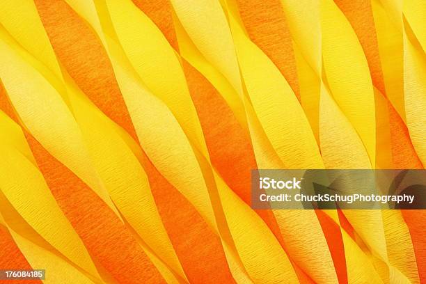 Pomarańczowe I Żółte Krepina Dekoracja Na Święto Dziękczynienia - zdjęcia stockowe i więcej obrazów Serpentyna