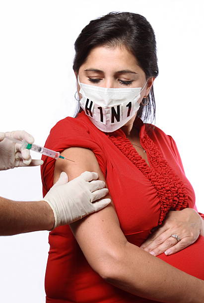 mujer embarazada se vacuna de la gripe porcina - flu virus russian influenza swine flu virus fotografías e imágenes de stock