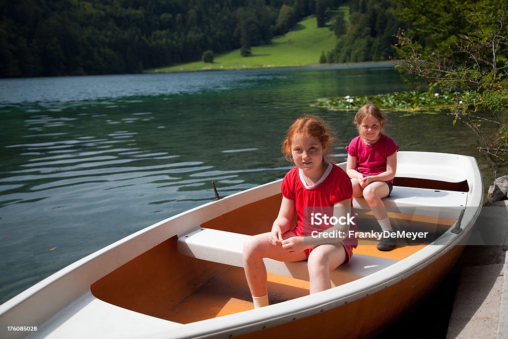 Niñas en un barco de remos en el lago - Foto de stock de 6-7 años libre de derechos