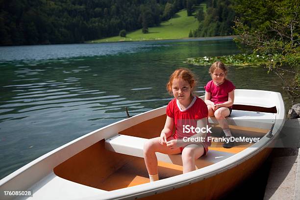 Niñas En Un Barco De Remos En El Lago Foto de stock y más banco de imágenes de 6-7 años - 6-7 años, 8-9 años, Actividad