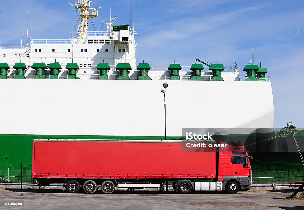 Truck neben cargo Schiff - Lizenzfrei Anhänger Stock-Foto
