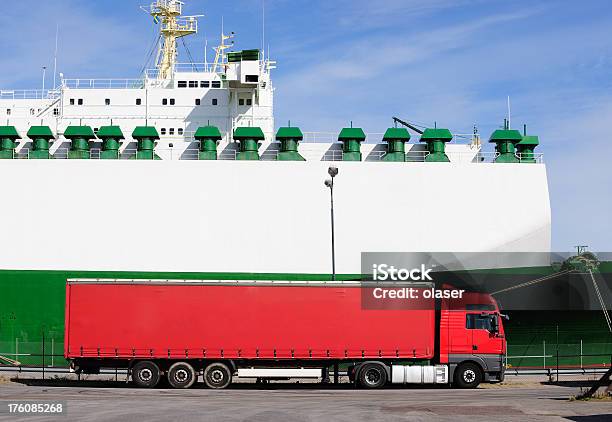 Truck Neben Cargo Schiff Stockfoto und mehr Bilder von Anhänger - Anhänger, Ausrüstung und Geräte, Autotransporter