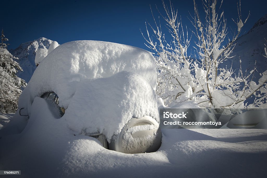 Carro após snowing - Foto de stock de 4x4 royalty-free
