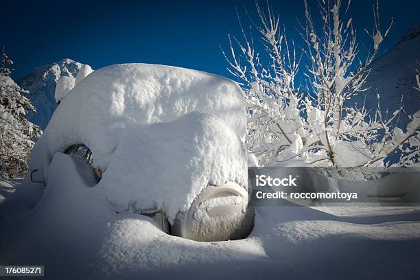 Foto de Carro Após Snowing e mais fotos de stock de 4x4 - 4x4, Adversidade, Amontoamento