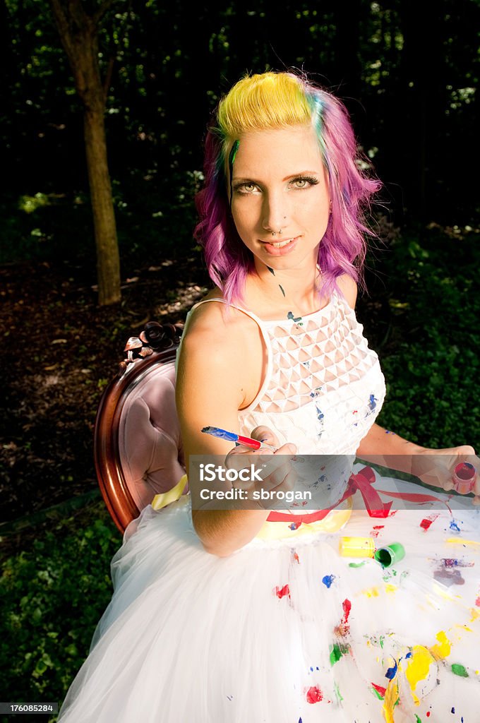 Pintura alternativa novia en su vestido de novia - Foto de stock de 20 a 29 años libre de derechos