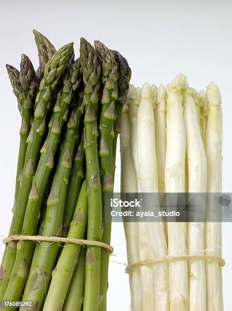 Photo libre de droit de Asperges Vertes Et Blanches banque d'images et plus d'images libres de droit de Aliments et boissons - Aliments et boissons, Asperge, Blanc