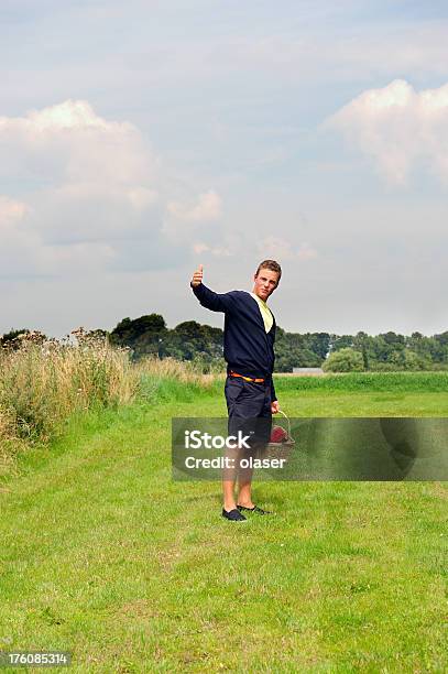 Adulto Joven En Picnic Chica Llamando Foto de stock y más banco de imágenes de Adulto - Adulto, Adulto joven, Aire libre