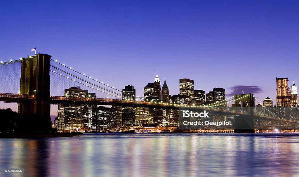 Ponte de Brooklyn e Manhattan, na cidade de Nova York, EUA - Foto de stock de Arranha-céu royalty-free
