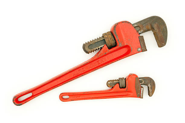pipe wrenches isolé réglable - adjustable wrench wrench clipping path red photos et images de collection