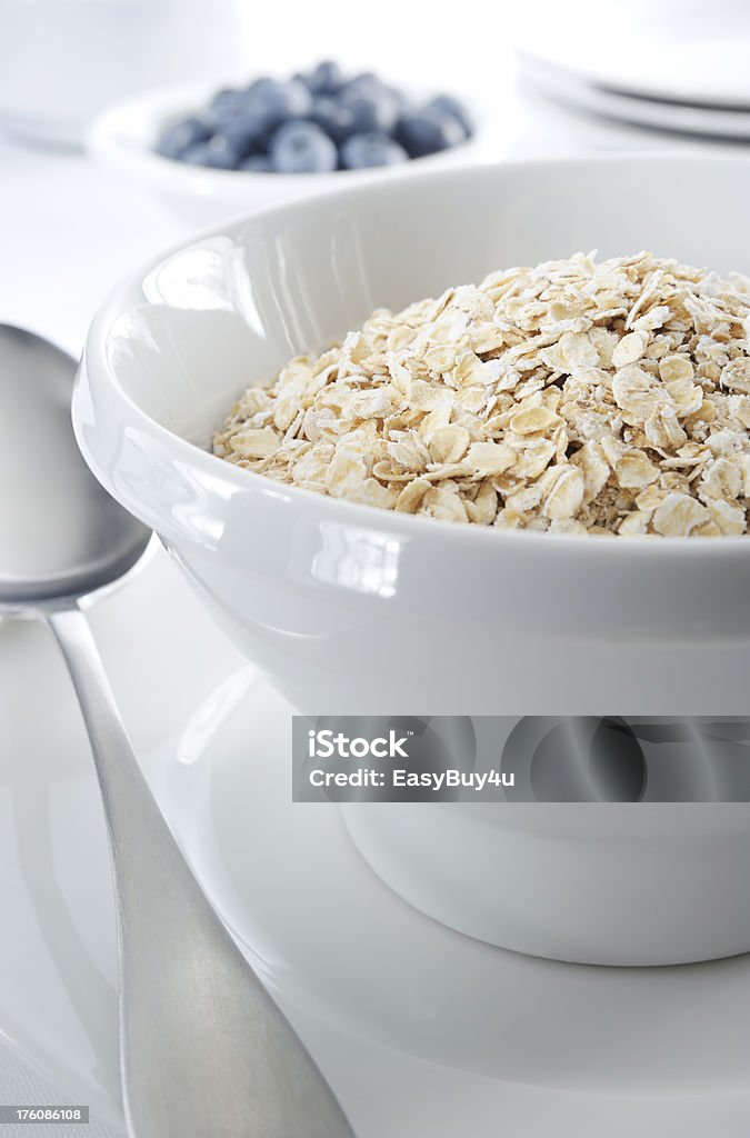 Tigela de mingau de aveia ou cereais - Foto de stock de Alimentação Saudável royalty-free