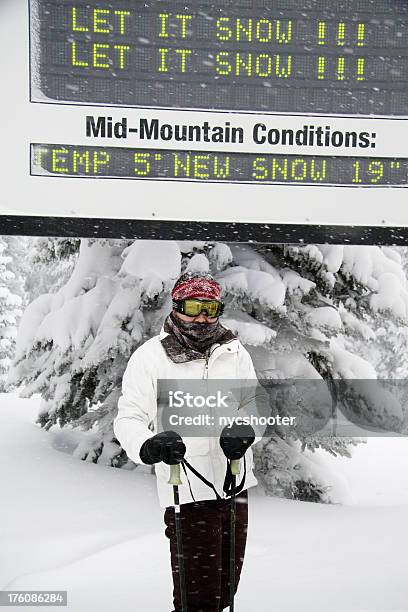 Der Tiefe Schnee Skiskifahrer Unter Dem Hinweisschild Stockfoto und mehr Bilder von Bedeckter Himmel