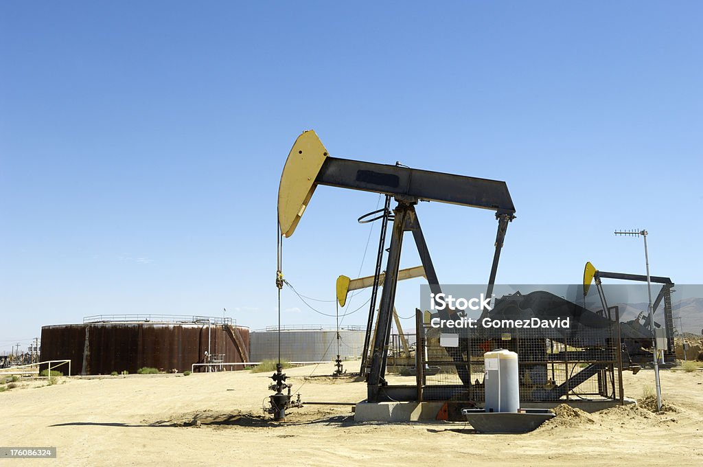石油 Pumpjacks ストレージ付きタンクが背景。 - アメリカ合衆国のロイヤリティフリーストックフォト