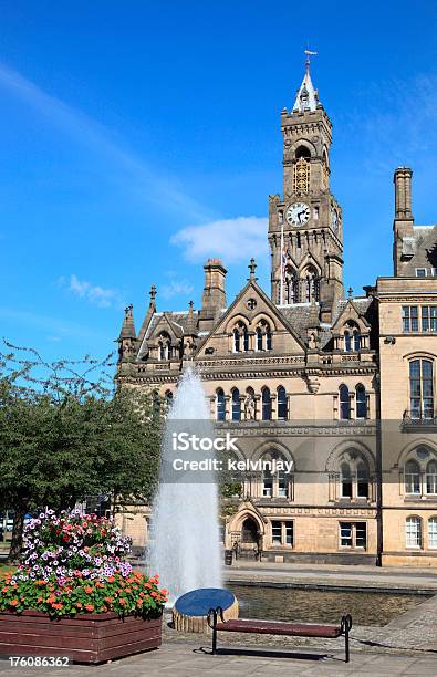 Foto de Bradford Town Hall e mais fotos de stock de Alto - Descrição Geral - Alto - Descrição Geral, Arquitetura, Azul
