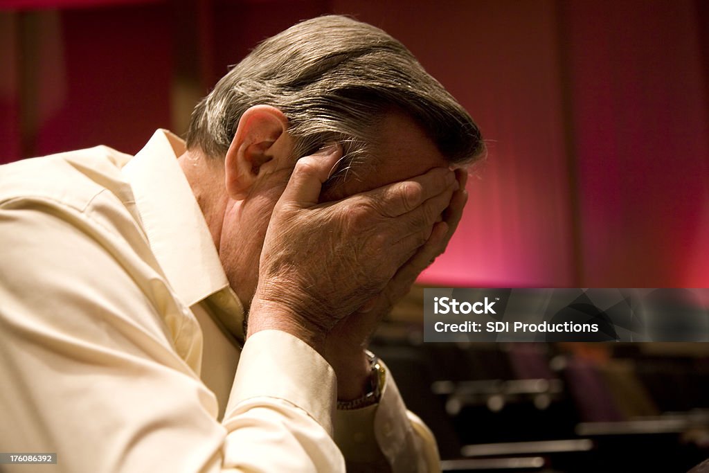 Sehr traurig Erwachsener Mann mit Händen über Gesicht Kirche - Lizenzfrei 60-64 Jahre Stock-Foto