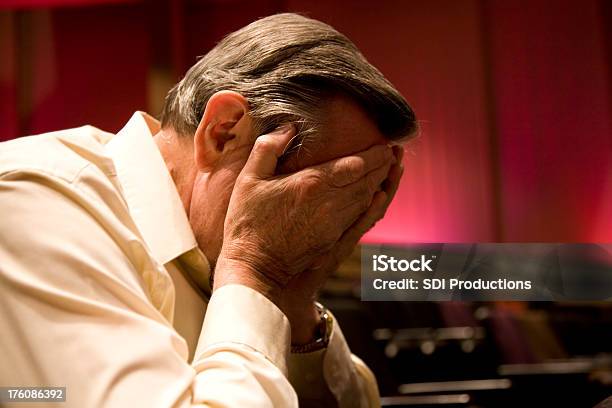 Sehr Traurig Erwachsener Mann Mit Händen Über Gesicht Kirche Stockfoto und mehr Bilder von 60-64 Jahre