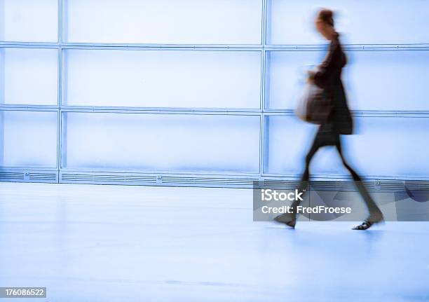 Photo libre de droit de Femmes Marche banque d'images et plus d'images libres de droit de Activité - Activité, Adulte, Affaires