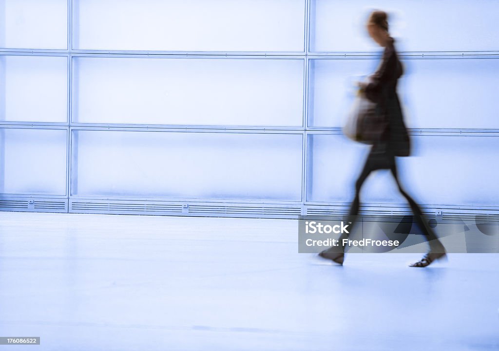 Donna a piedi - Foto stock royalty-free di Adulto