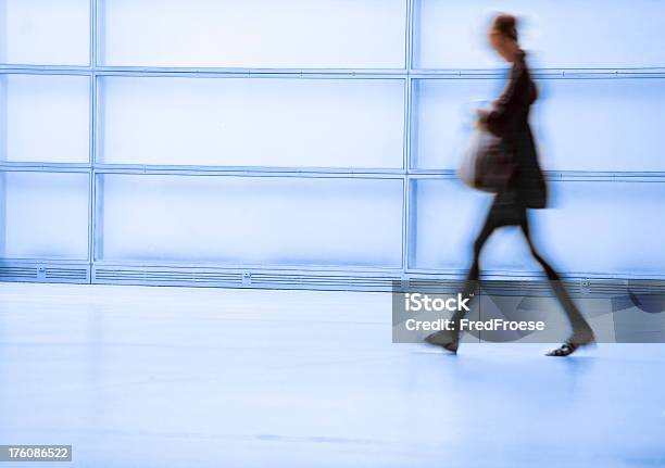 Mulheres Andar - Fotografias de stock e mais imagens de A caminho - A caminho, Adulto, Aeroporto
