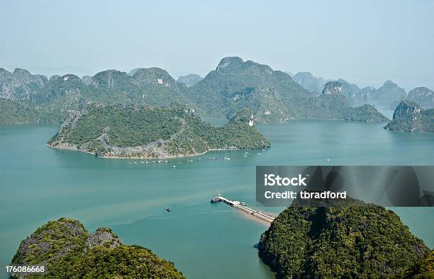 Karst Landschaft In Der Halongbucht Vietnam Stockfoto und mehr Bilder von Ansicht aus erhöhter Perspektive - Ansicht aus erhöhter Perspektive, Asien, Blickwinkel der Aufnahme