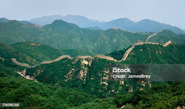 Grande Muraglia Cinese Venti Su Montagne Vicino A Pechino - Fotografie stock e altre immagini di Muraglia cinese
