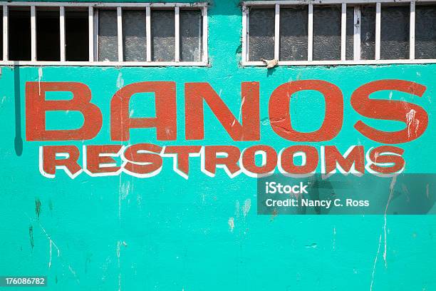 Photo libre de droit de Bien Utilisée Toilettes Publiques Au Mexique Baños banque d'images et plus d'images libres de droit de Mexique