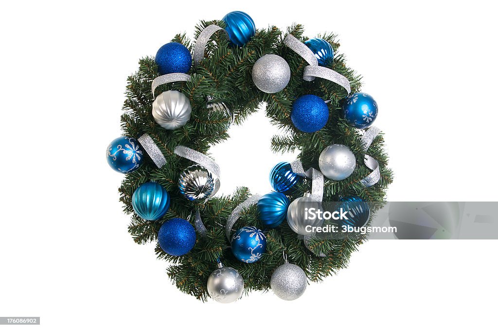Coroa de Natal azul e prata, com decorações isoladas - Foto de stock de Azul royalty-free
