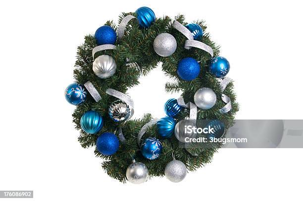 Foto de Coroa De Natal Azul E Prata Com Decorações Isoladas e mais fotos de stock de Azul