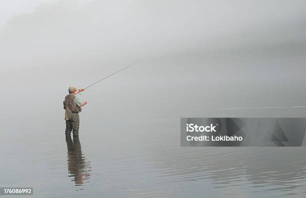 Flyfisherman Com Nevoeiroweather Forecast - Fotografias de stock e mais imagens de Adulto - Adulto, Adulto de idade mediana, Ao Ar Livre