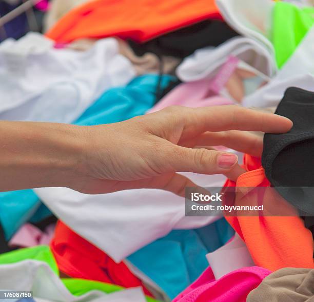 Feminino Mão Procurar Entre Os Talões Em Uma Banca De Mercado - Fotografias de stock e mais imagens de Banca de Mercado