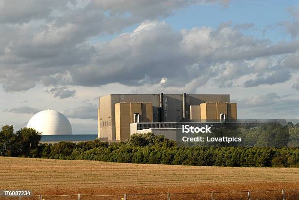 Central Nuclear Foto de stock y más banco de imágenes de Tecnología - Tecnología, Cable, Cable de conducción eléctrica