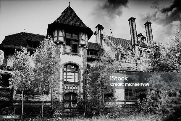 Abandonada Casa - Fotografias de stock e mais imagens de Assustador - Assustador, Mansão Imponente, Abandonado