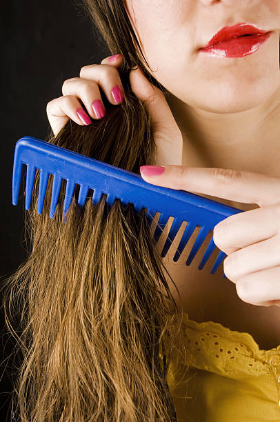 Cepillar el cabello - foto de stock