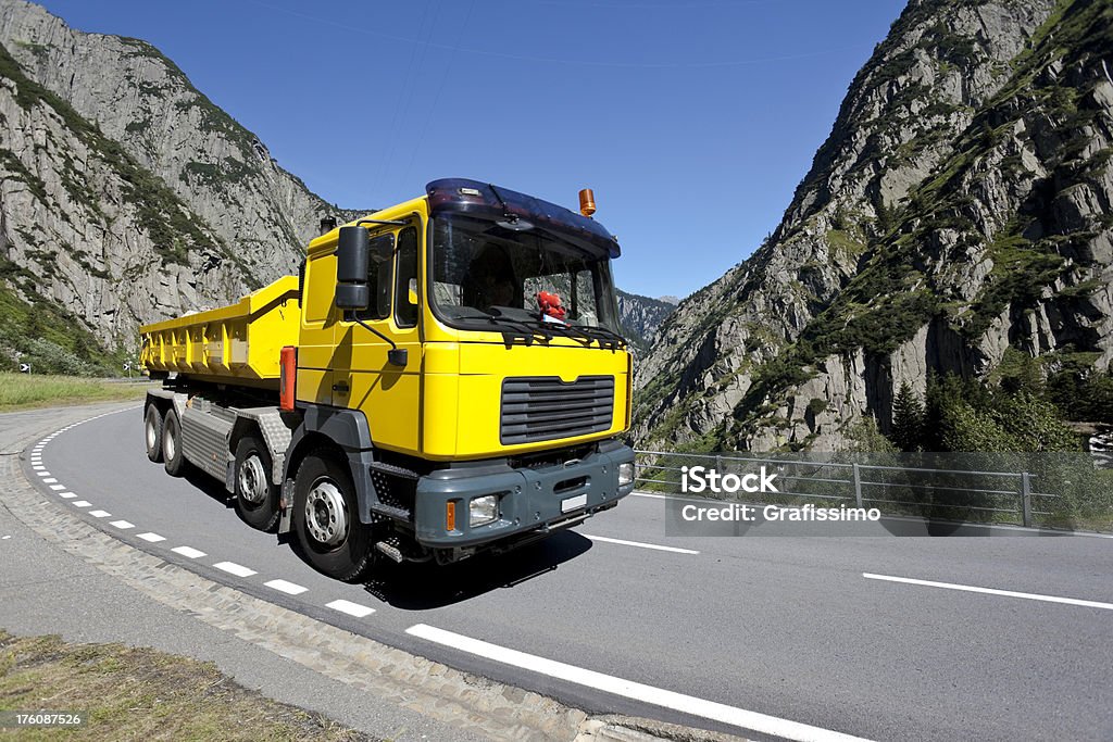 Céu azul sobre fundo amarelo cruzamento de caminhão suisse alpes - Foto de stock de Caminhão articulado royalty-free