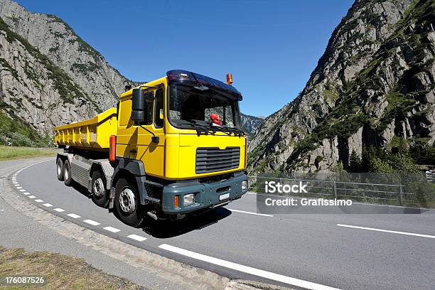 Foto de Céu Azul Sobre Fundo Amarelo Cruzamento De Caminhão Suisse Alpes e mais fotos de stock de Caminhão articulado