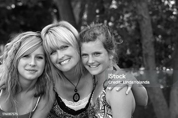 Foto de Mãe E Filhas e mais fotos de stock de 30-34 Anos - 30-34 Anos, Abraçar, Adolescente