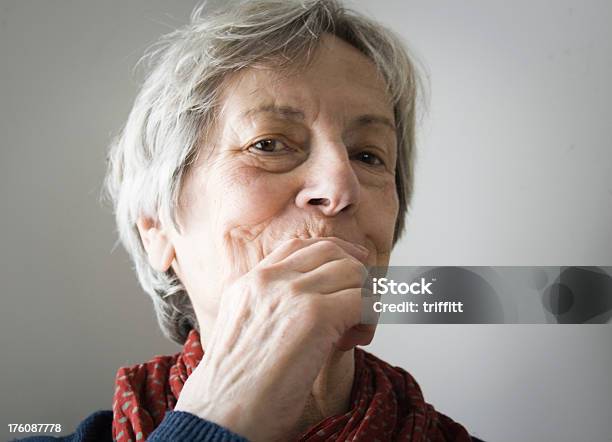 Photo libre de droit de Senior Un Secret banque d'images et plus d'images libres de droit de Motus et bouche cousue - Motus et bouche cousue, Adulte, Cheveux gris