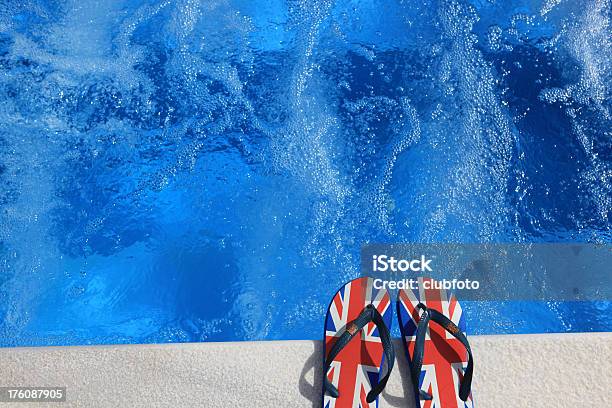 Bandeira Do Reino Unido Ou Da União Jack Flip Flops Na Piscina - Fotografias de stock e mais imagens de Bandeira da Grã-Bretanha