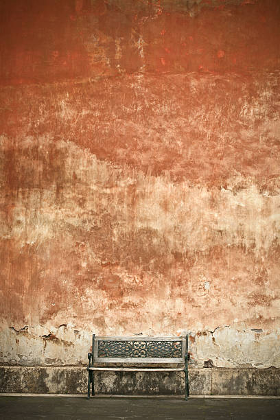 roman grunge wand textur und eine bank - roman italian culture wall textured stock-fotos und bilder