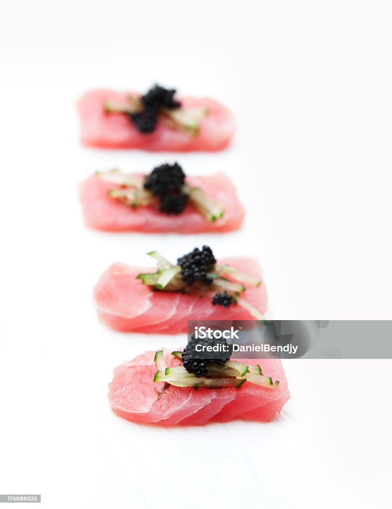 Sashimi di tonno Ahi e caviale & - Foto stock royalty-free di Caviale