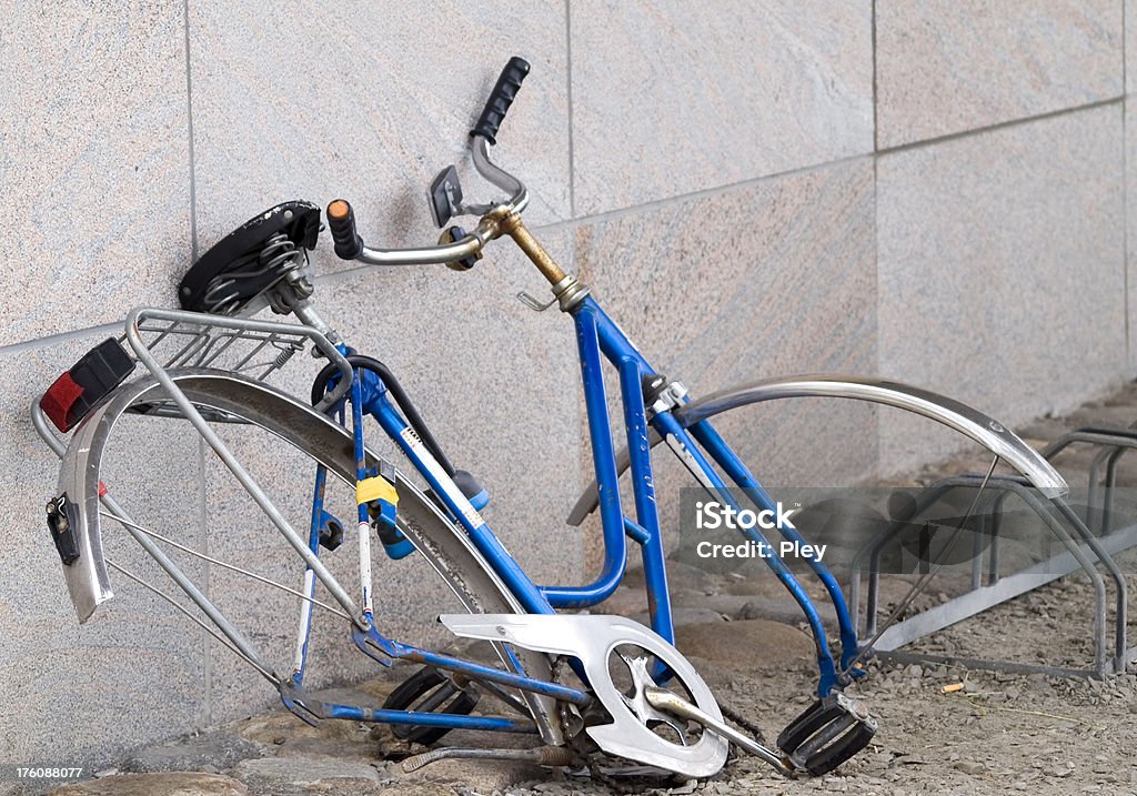 A bicicleta quebrado - Foto de stock de Bicicleta royalty-free