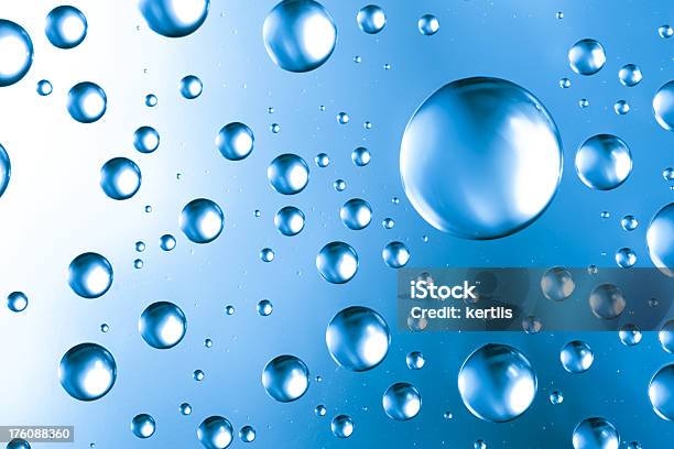 Wassertropfen Blau Hintergrund Stockfoto und mehr Bilder von Abstrakt - Abstrakt, Beleuchtet, Bildhintergrund