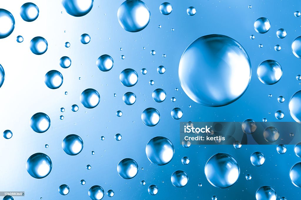 Gocce d'acqua, sfondo blu - Foto stock royalty-free di Acqua