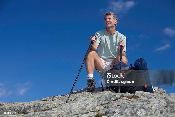 Hombre Feliz En Summit Foto de stock y más banco de imágenes de 55-59 años - 55-59 años, Actividades y técnicas de relajación, Adulto