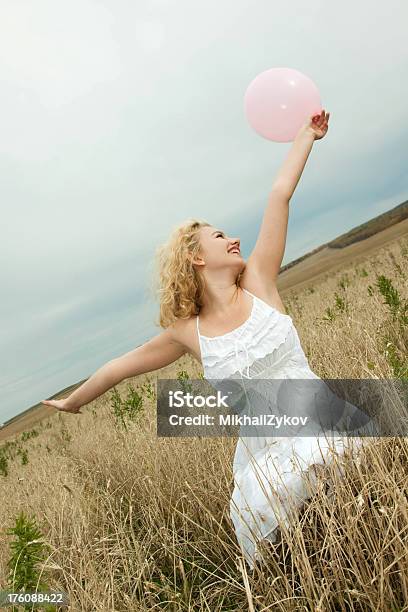 Feliz Menina Com Um Balão Rosa - Fotografias de stock e mais imagens de 20-24 Anos - 20-24 Anos, Adulto, Alegria