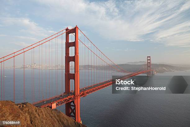 El Puente Golden Gate Durante La Puesta De Sol Sobre Un Hazy Día Foto de stock y más banco de imágenes de Agua