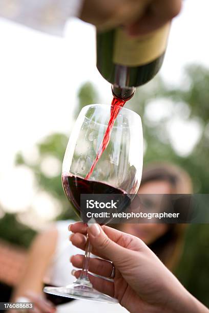 Foto de Servindo Vinho e mais fotos de stock de Exterior - Exterior, Verter, Vinho